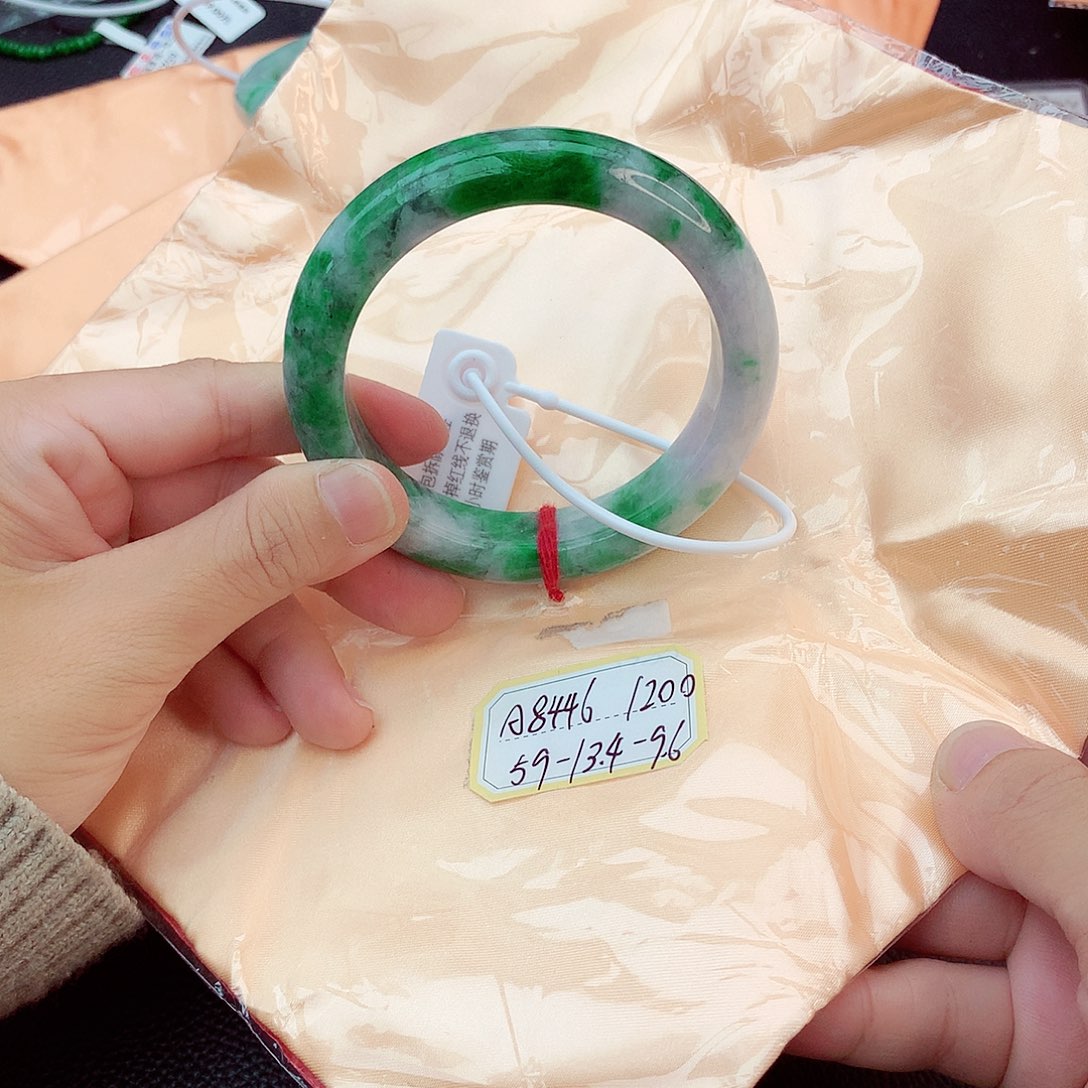 翡翠手镯未镶嵌翡翠