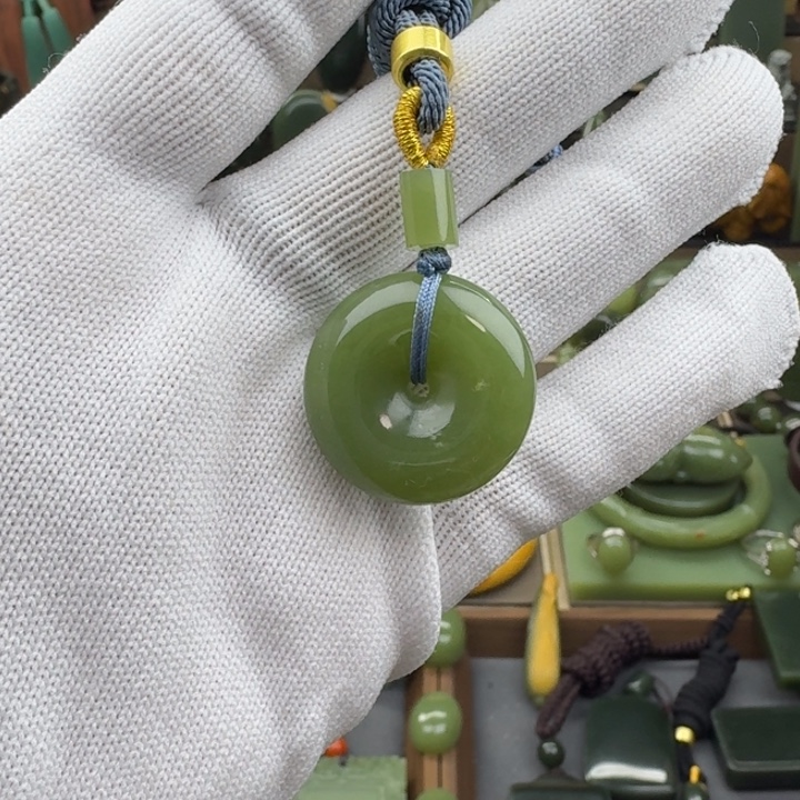 停***間岫岩河磨玉（透闪石质玉）未镶嵌颈饰