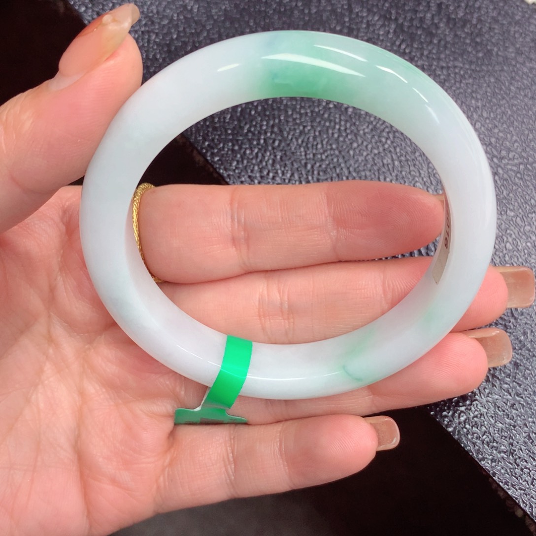 翡翠手镯未镶嵌翡翠