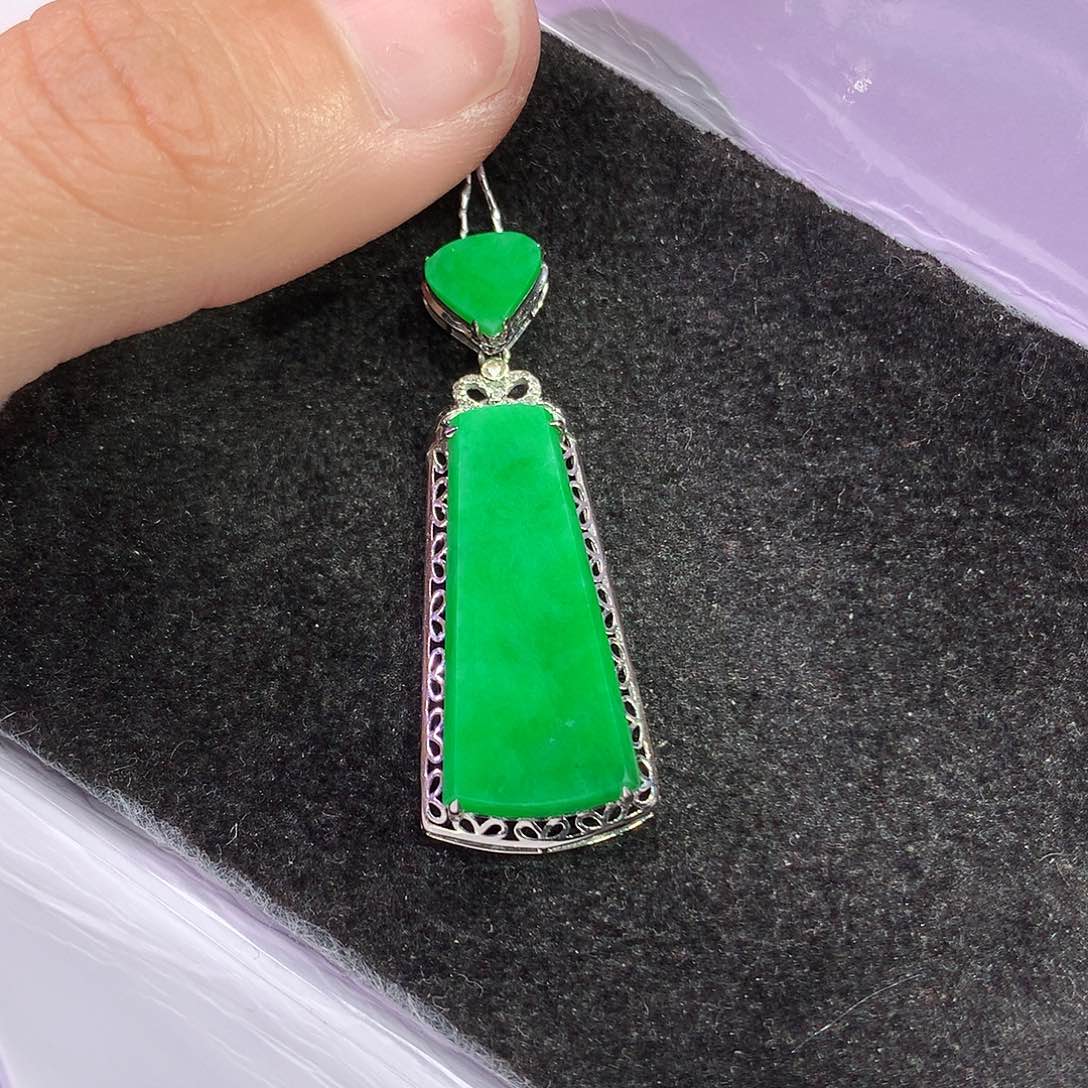 翡翠18K金镶嵌吊坠(赠链)