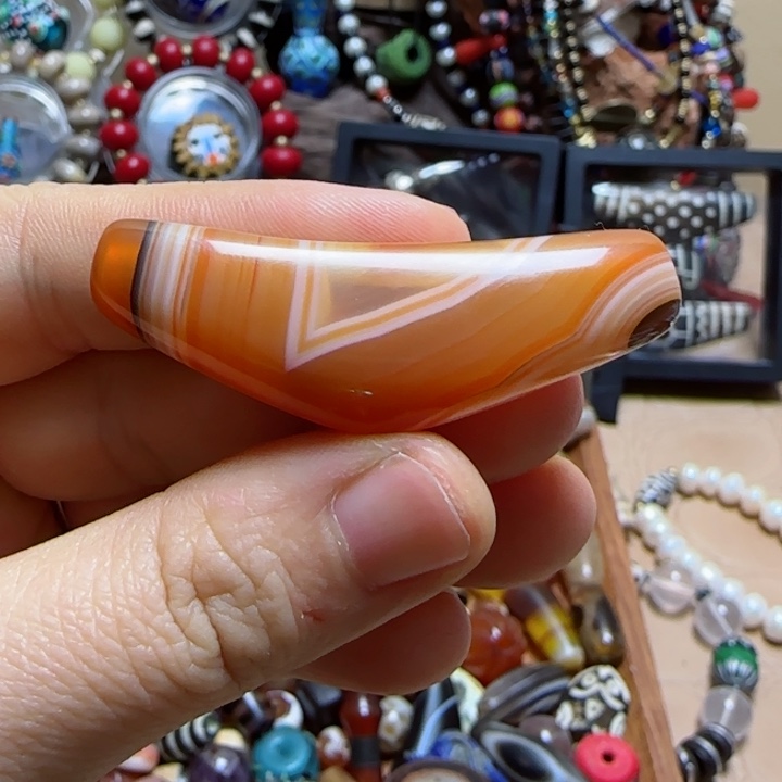 红肉缠丝牛角吊坠 卡49