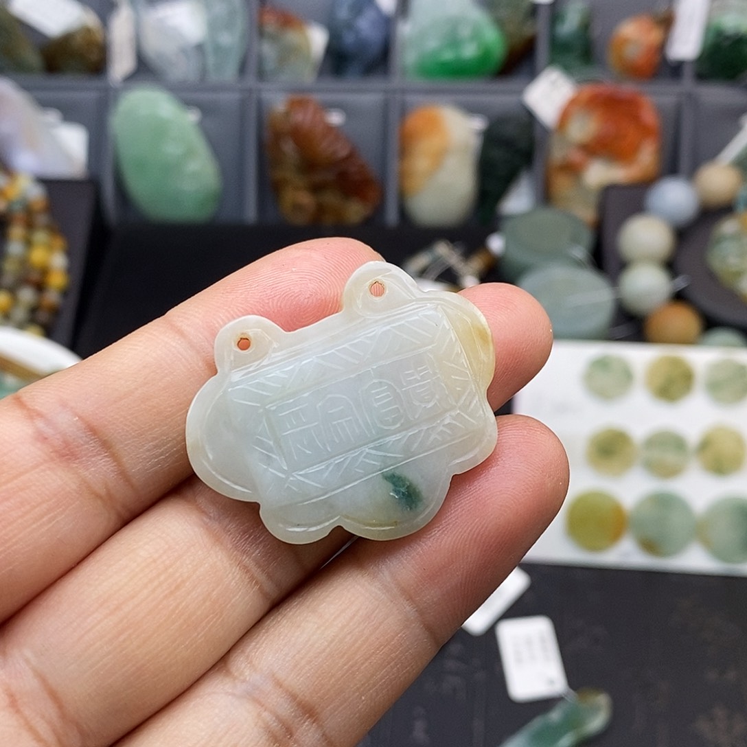 翡翠颈饰未镶嵌吊坠
