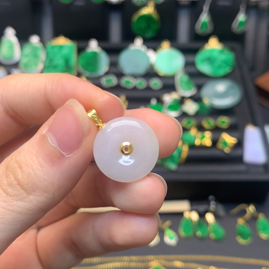 翡翠未镶嵌颈饰有纹裂