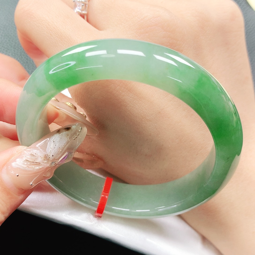 翡翠手镯未镶嵌55圈