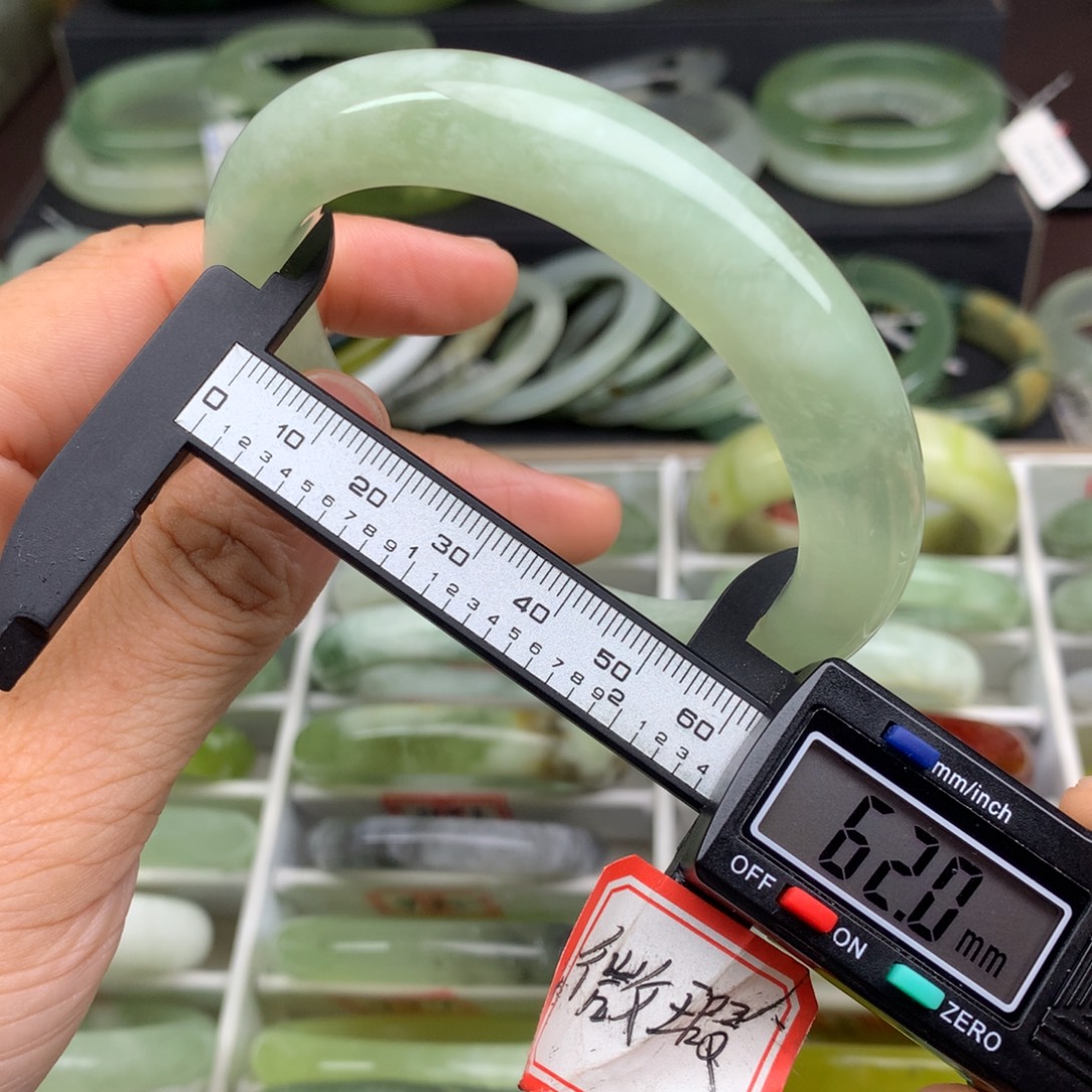 蛇纹石玉未镶嵌手镯506