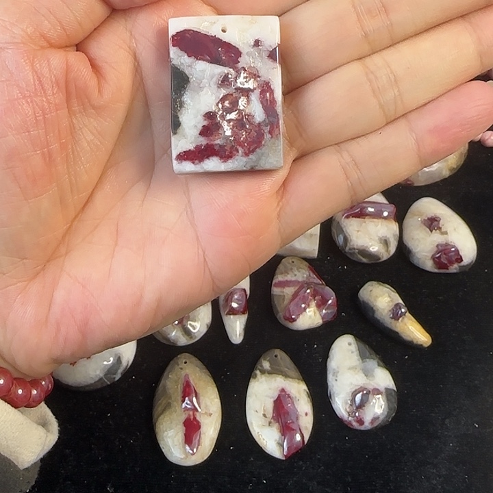 天然辰砂贵州万山天然大晶体朱砂吊坠