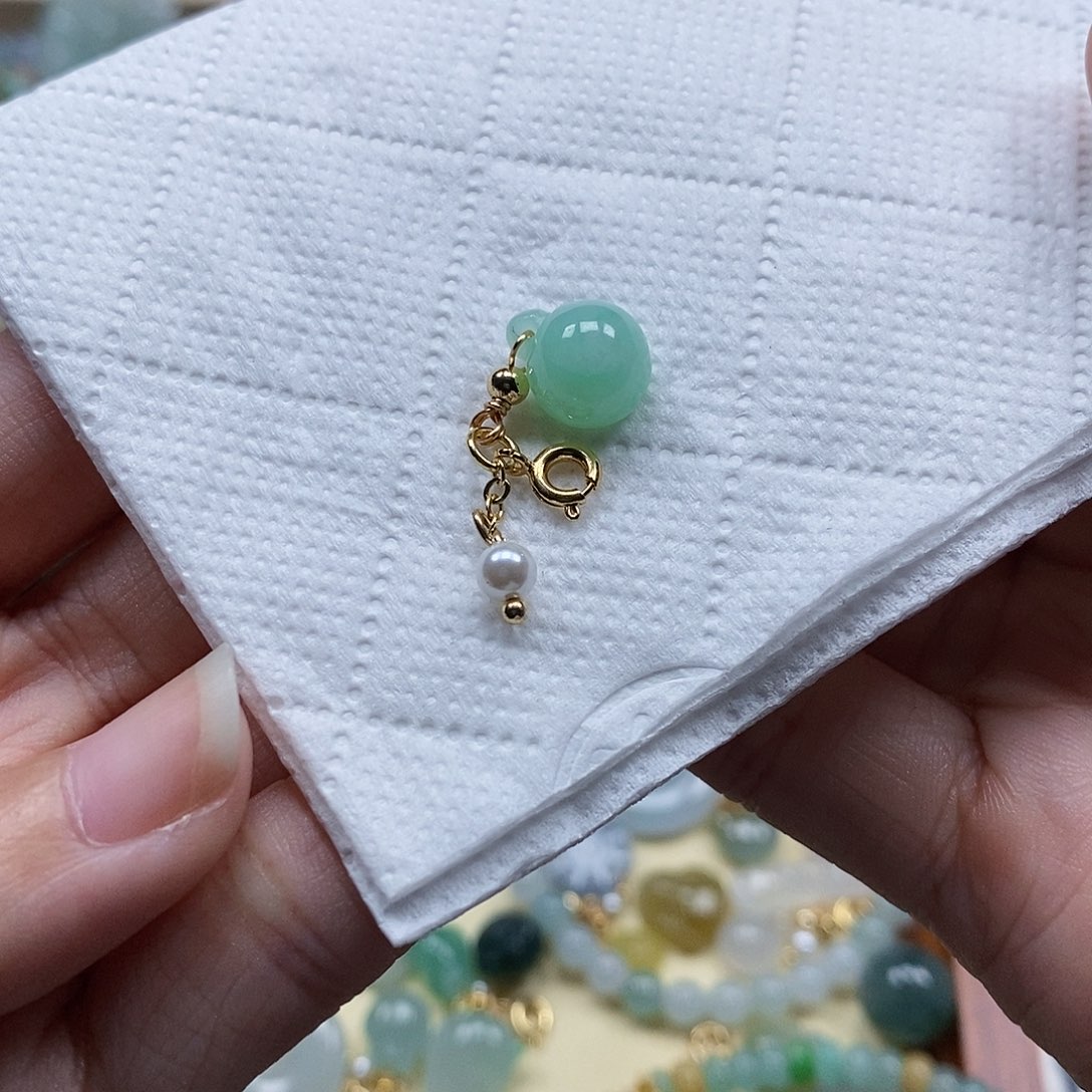 翡翠颈饰未镶嵌闪