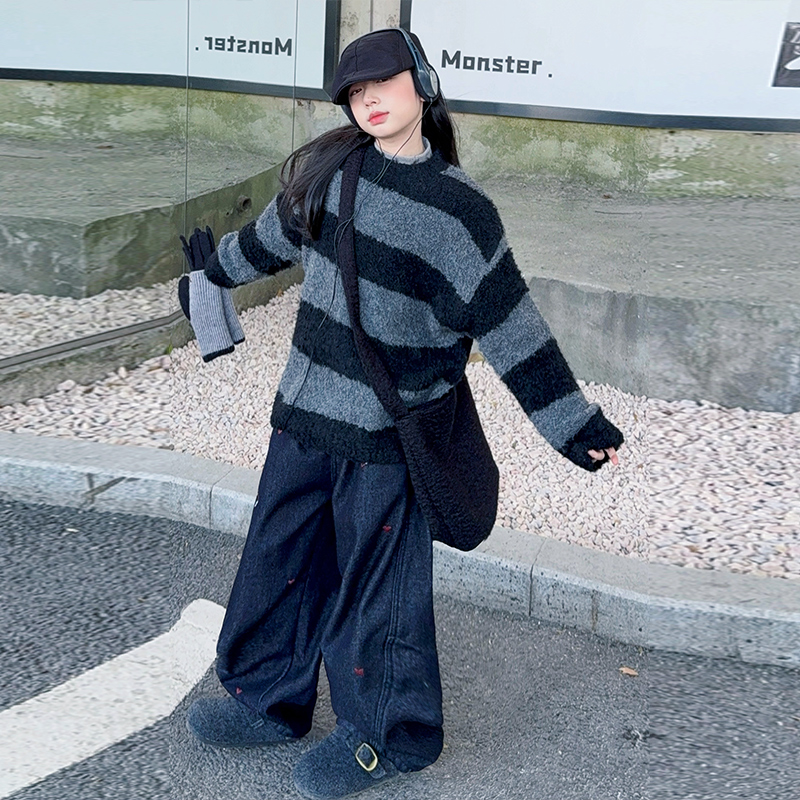 女童2025秋冬韩系圆领条纹毛绒针织毛衣加绒刺绣牛仔阔腿裤套装潮
