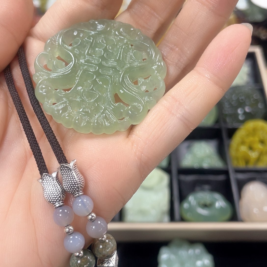 蛇纹石玉颈饰未镶嵌