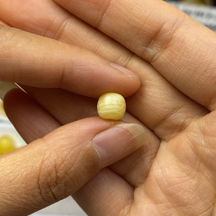 夏***凉蜜蜡未镶嵌裸石微瑕