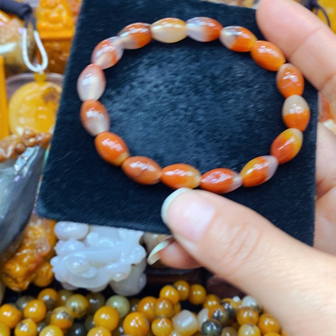 未镶嵌石英质玉（黄龙玉）颈饰