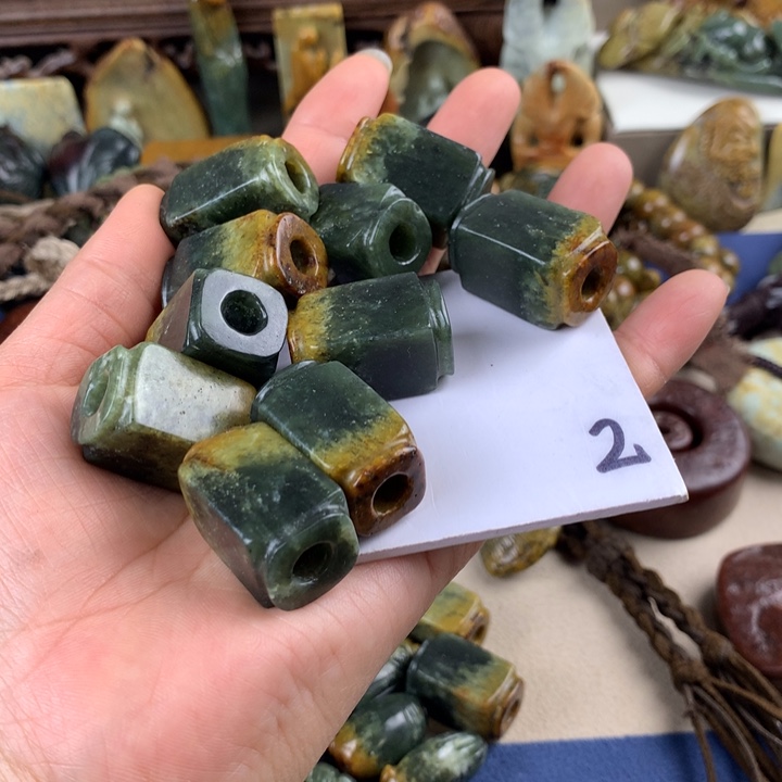 岫岩河磨玉（透闪石质玉）挂件 有瑕未镶嵌走****步