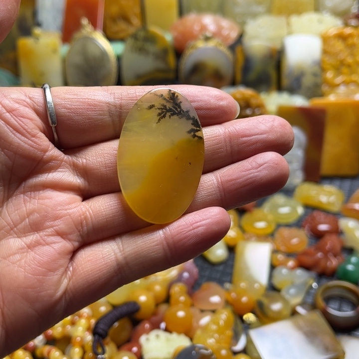 石英质玉（黄龙玉）未镶嵌颈饰