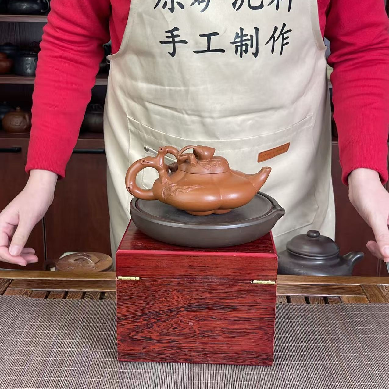 野山红皮龙菱花花器寿桃紫砂壶