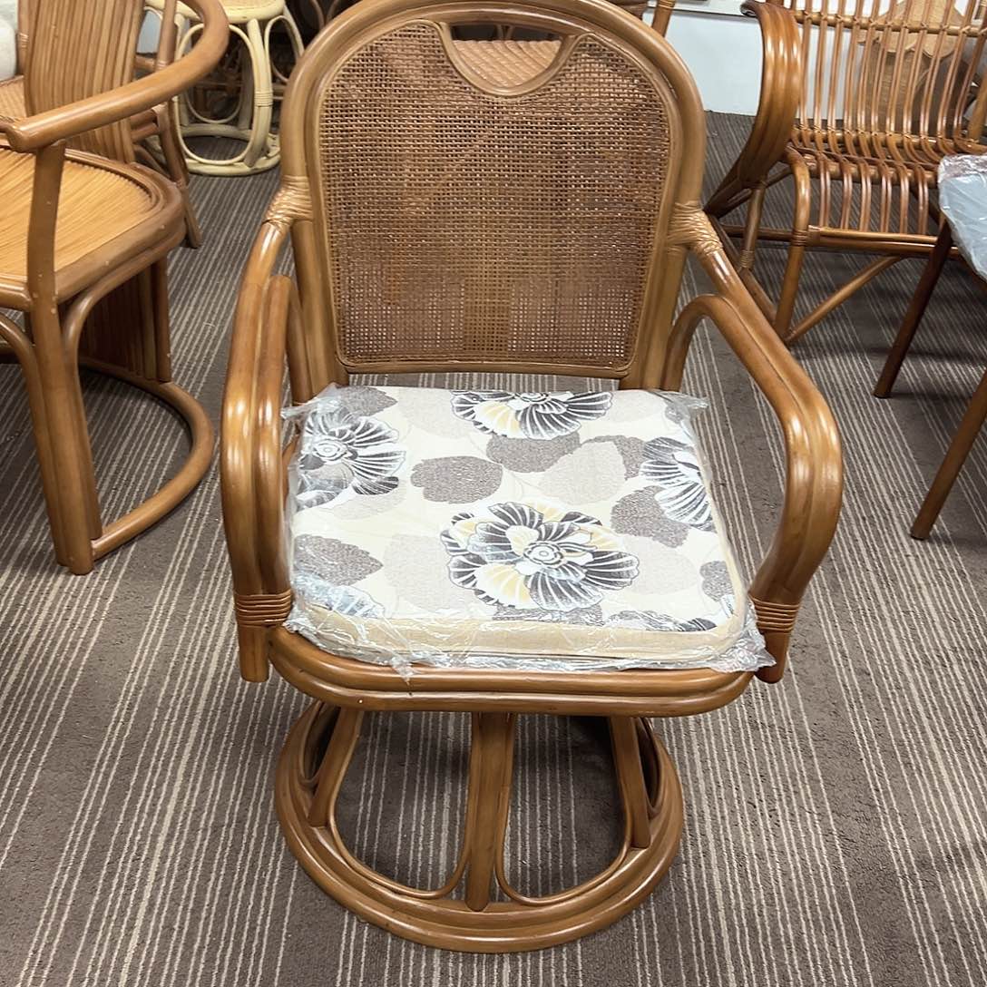 藤旋转座椅一张，除非质量问题不退不换