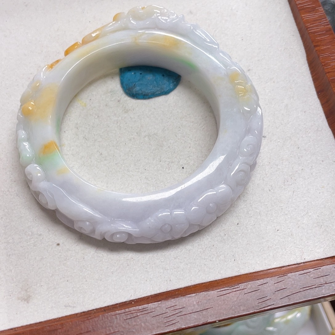 万***瑶翡翠未镶嵌颈饰手镯