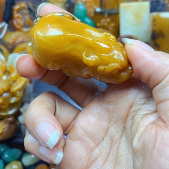 石英质玉（黄龙玉）未镶嵌颈饰