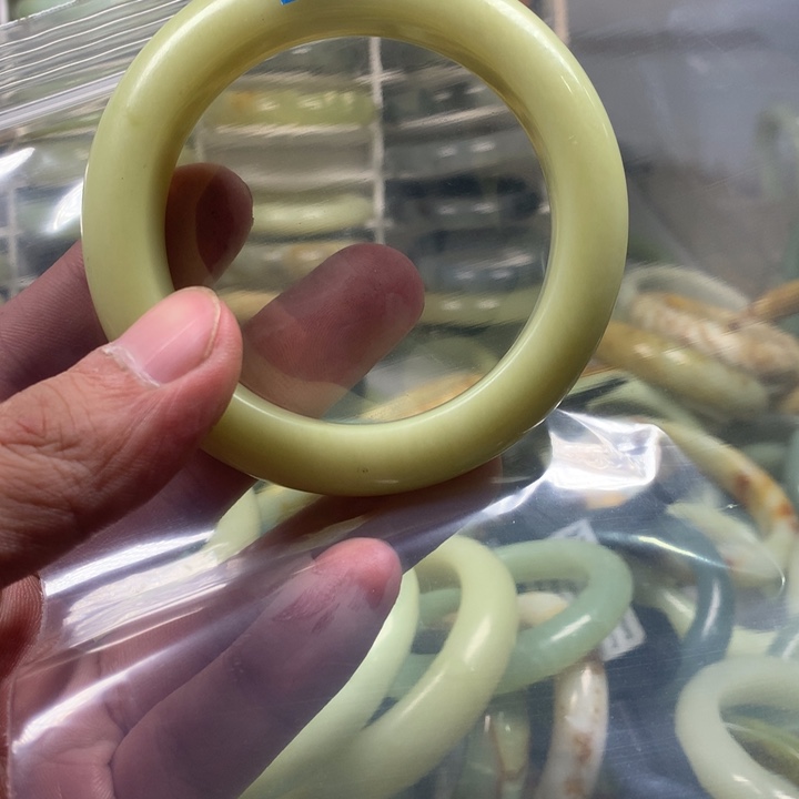 蛇纹石玉手镯未镶嵌绘*年