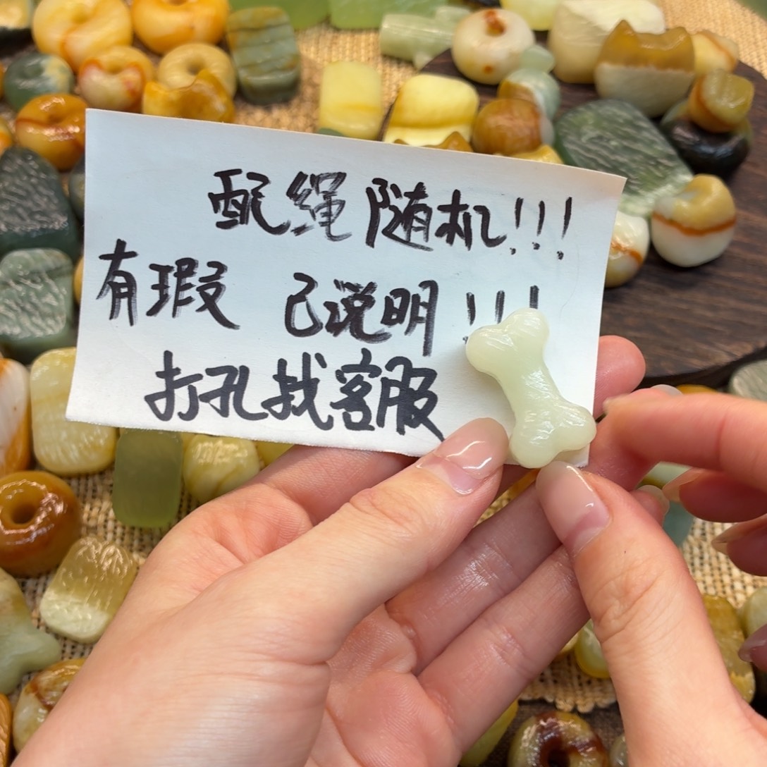 ，***蛇纹石玉未镶嵌颈饰