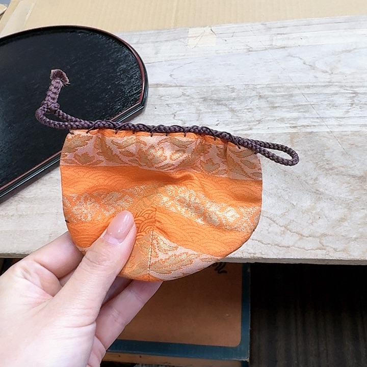 织绣精品摆件。             