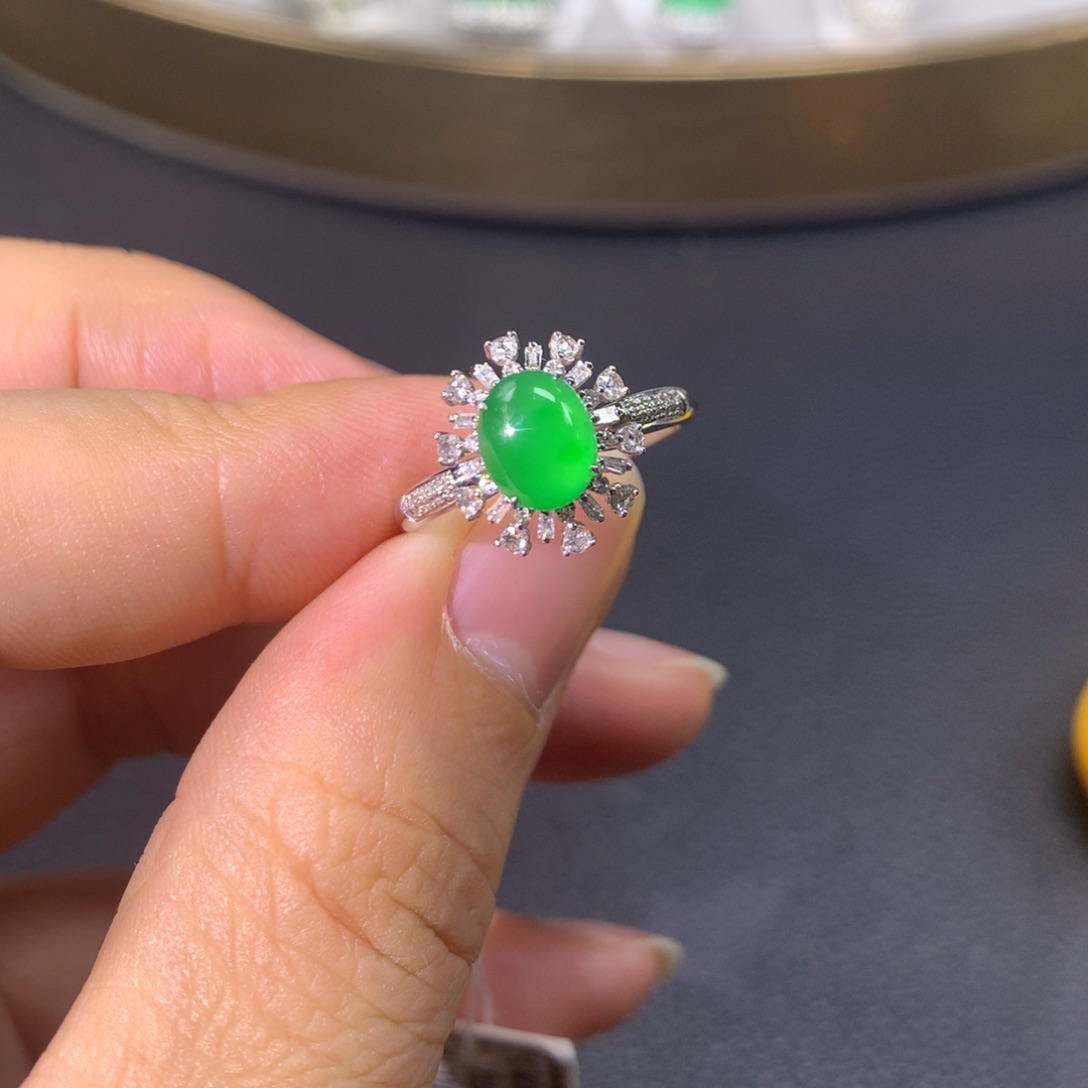 翡翠戒指18K金镶嵌翡翠