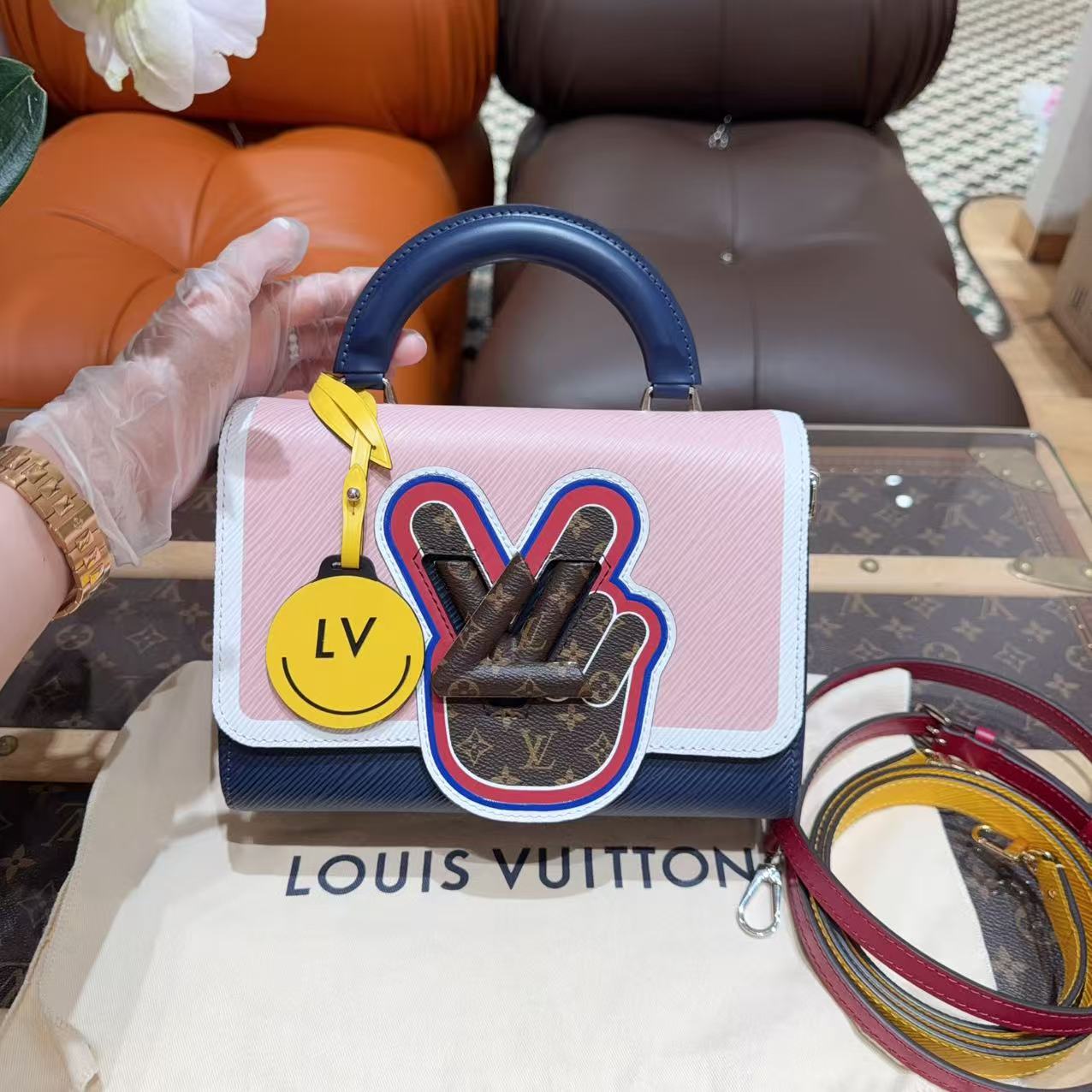 99新 LouisVuitton/路易威登 twist系列拼色手柄款老花扣斜挎包