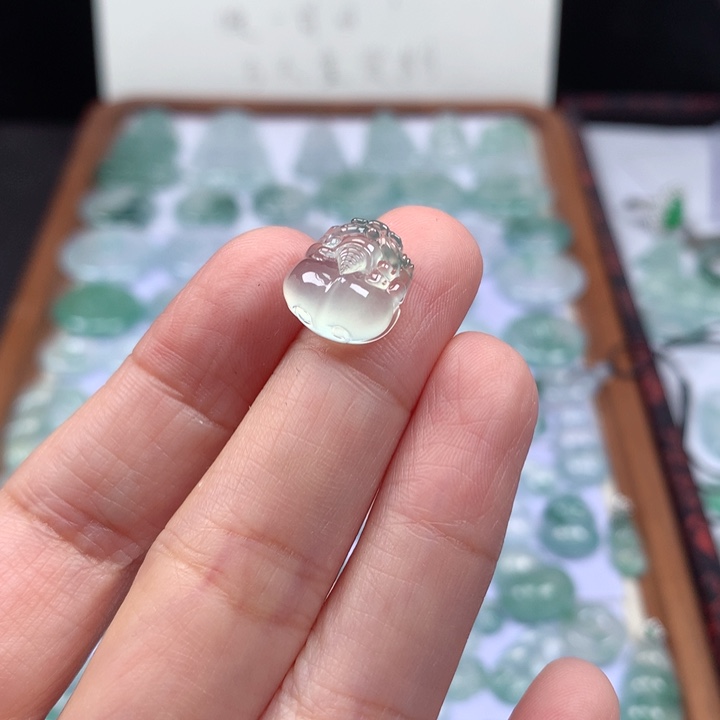 颈饰未镶嵌翡翠高冰飘花貔貅