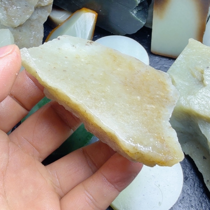 和田玉（糖玉）未镶嵌珠宝奇石