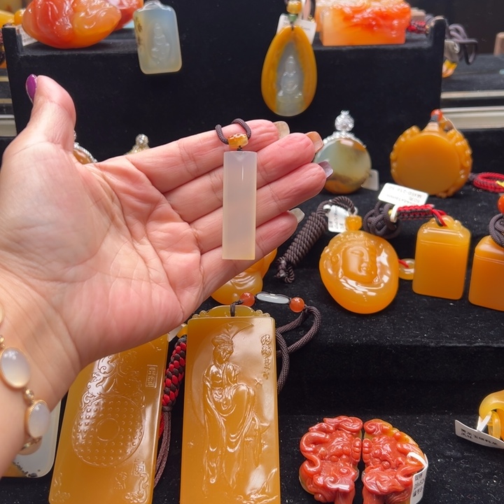 未镶嵌石英质玉（黄龙玉）颈饰