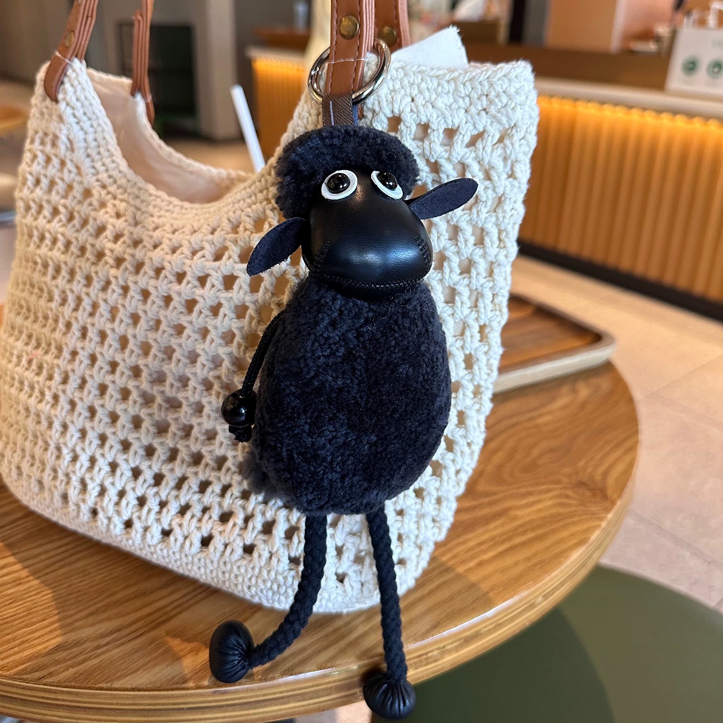2025网红爆款可爱毛绒小挂件背包挂饰便携小羊玩偶-