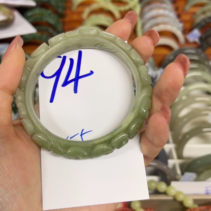 和田玉未镶嵌手镯