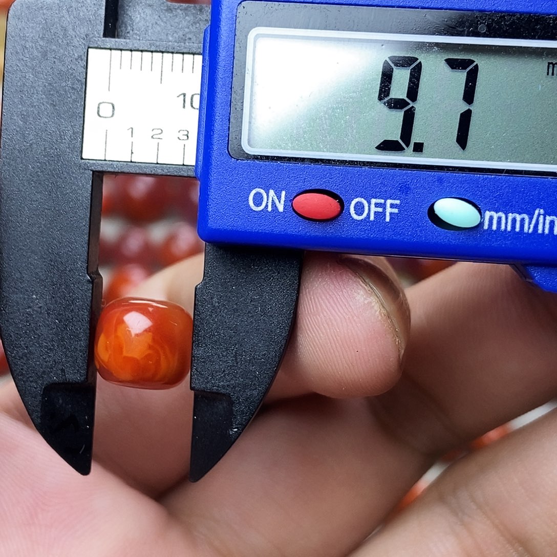 南红玛瑙未镶嵌配饰有瑕疵