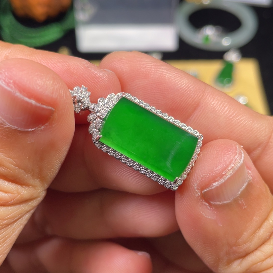 翡翠颈饰18K金镶嵌翡翠