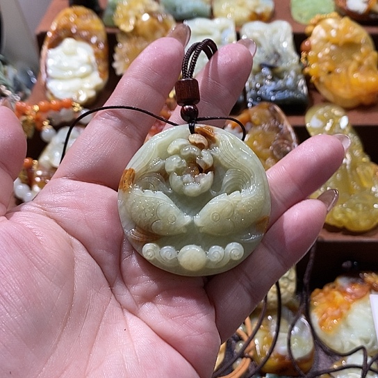 蛇纹石玉未镶嵌颈饰
