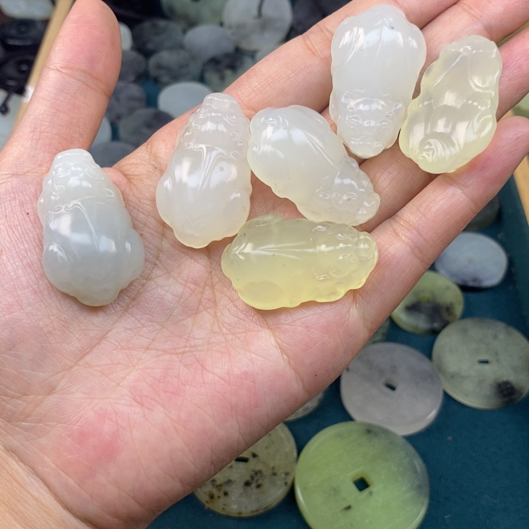 蛇纹石玉颈饰未镶嵌随机发其中1个