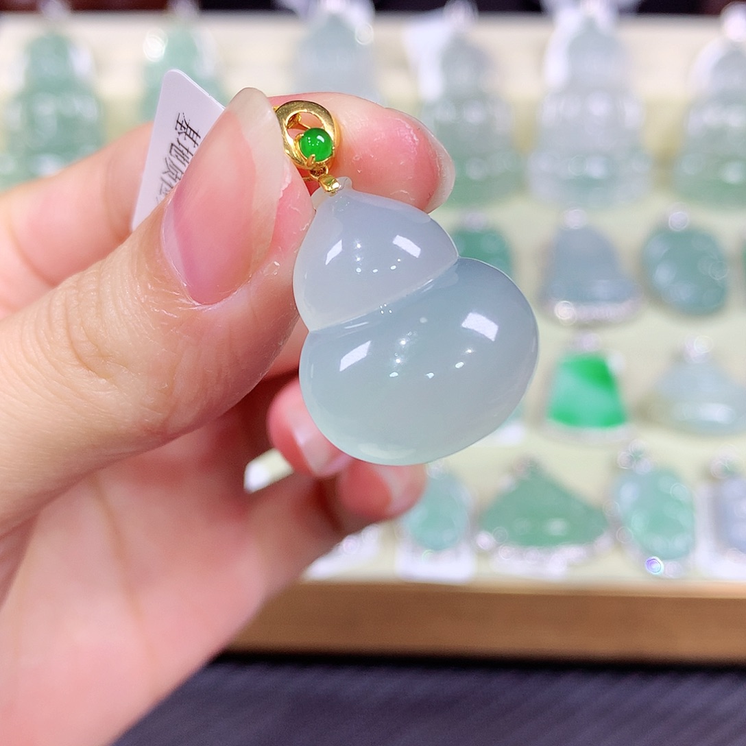 翡翠18K金镶嵌颈饰葫芦