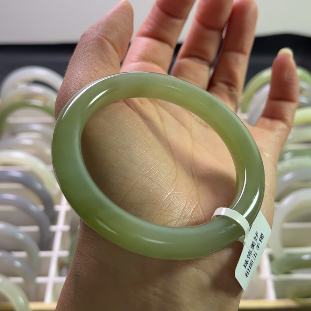 和田玉手镯56.8圈未镶嵌