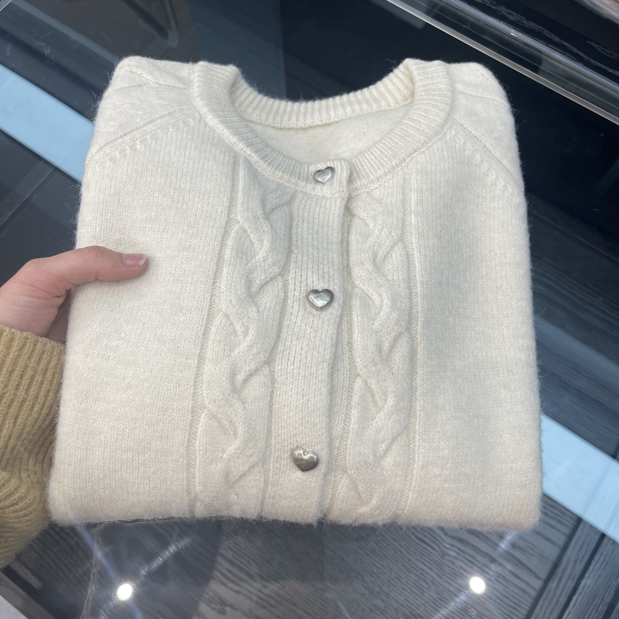 /八结小香/精致爱心扣设计小众款法式甜美柔软绞花纯色开衫Z807