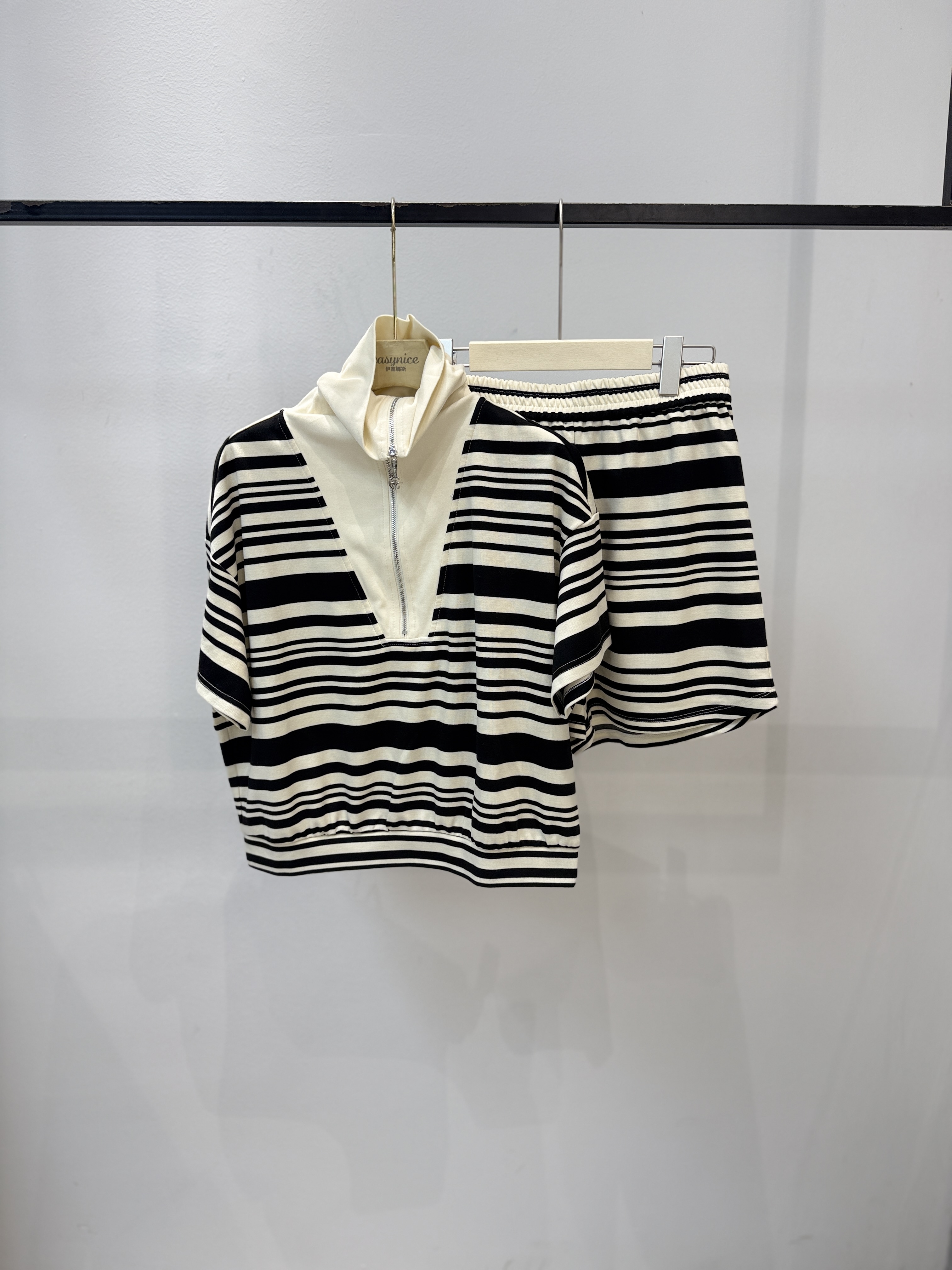 【麦丝】休闲时尚百搭宽松显瘦条纹上衣短裤两件套 FG-1026