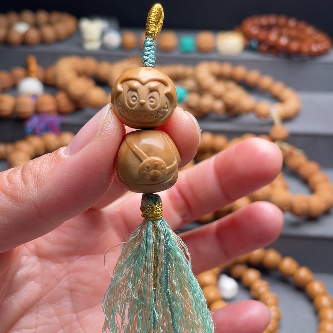 猴头核桃吊坠拉布布提溜