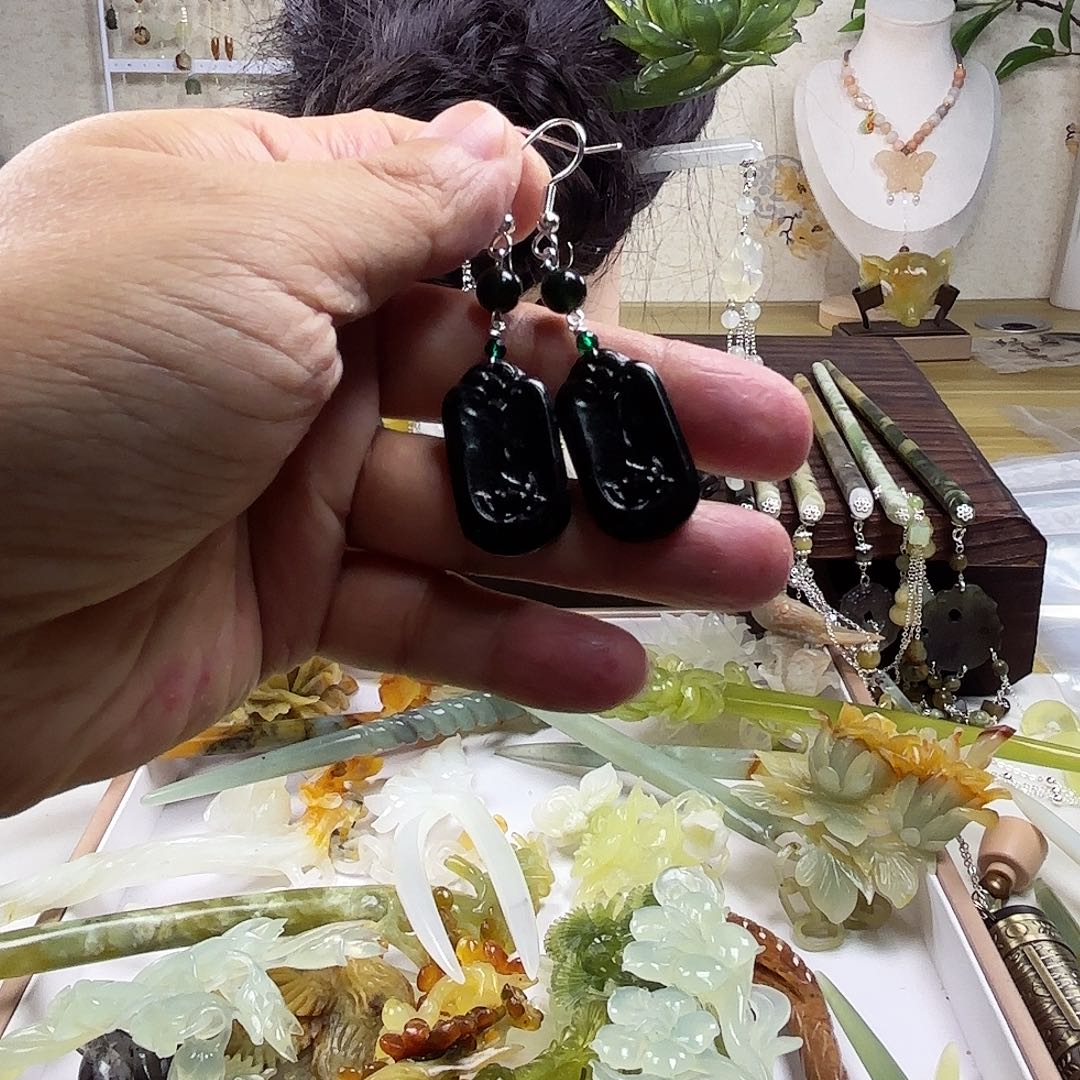 蛇纹石玉耳钉合金