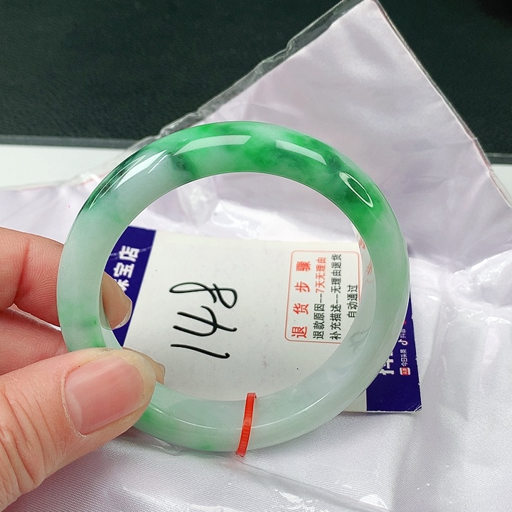 翡翠手镯未镶嵌翡翠