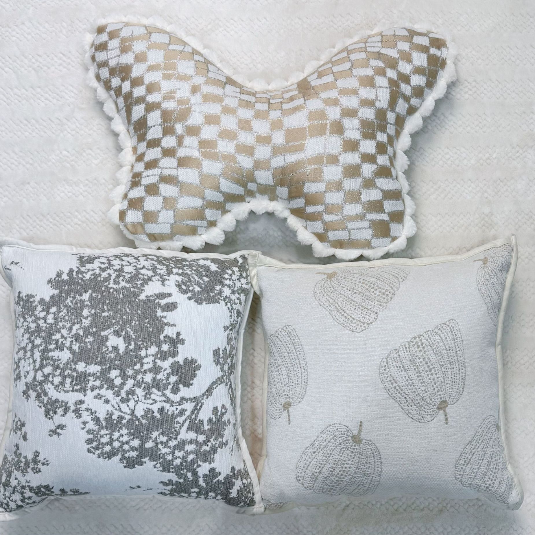 异形蝴蝶毛绒抱枕小众高级感靠垫适合客厅沙发使用