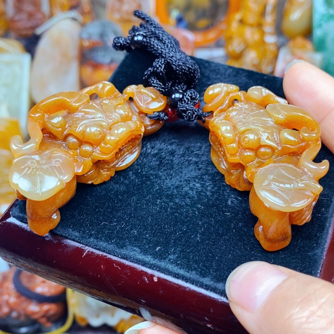 石英质玉（黄龙玉）未镶嵌颈饰