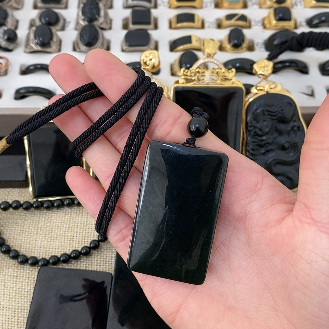 <***>和田玉未镶嵌颈饰