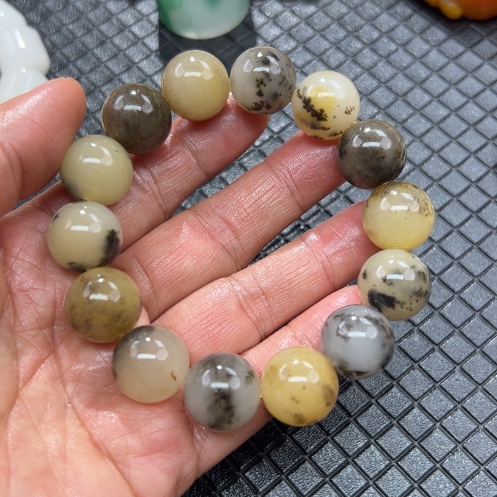 石英质玉（黄龙玉）颈饰未镶嵌