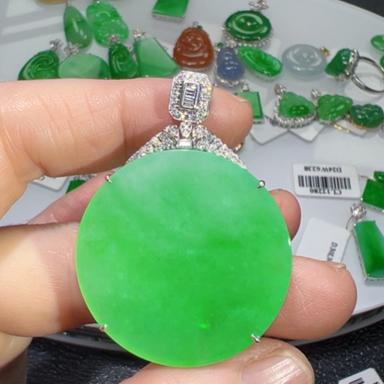 颈饰18K金镶嵌翡翠