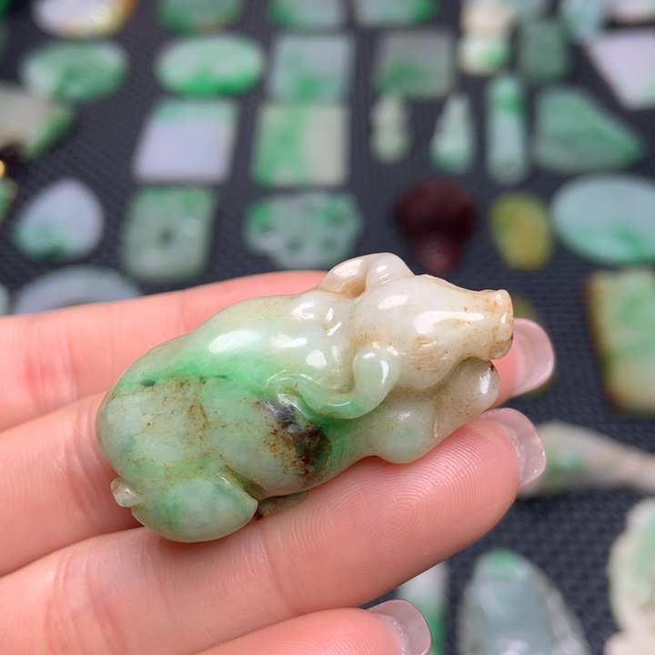 翡翠挂件未镶嵌……