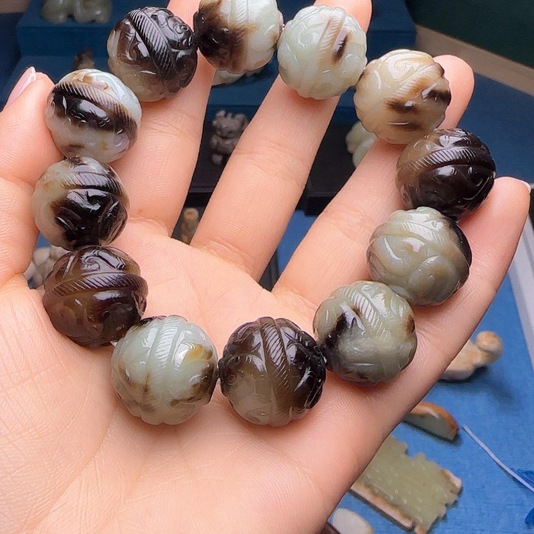 和田玉颈饰未镶嵌哪****族