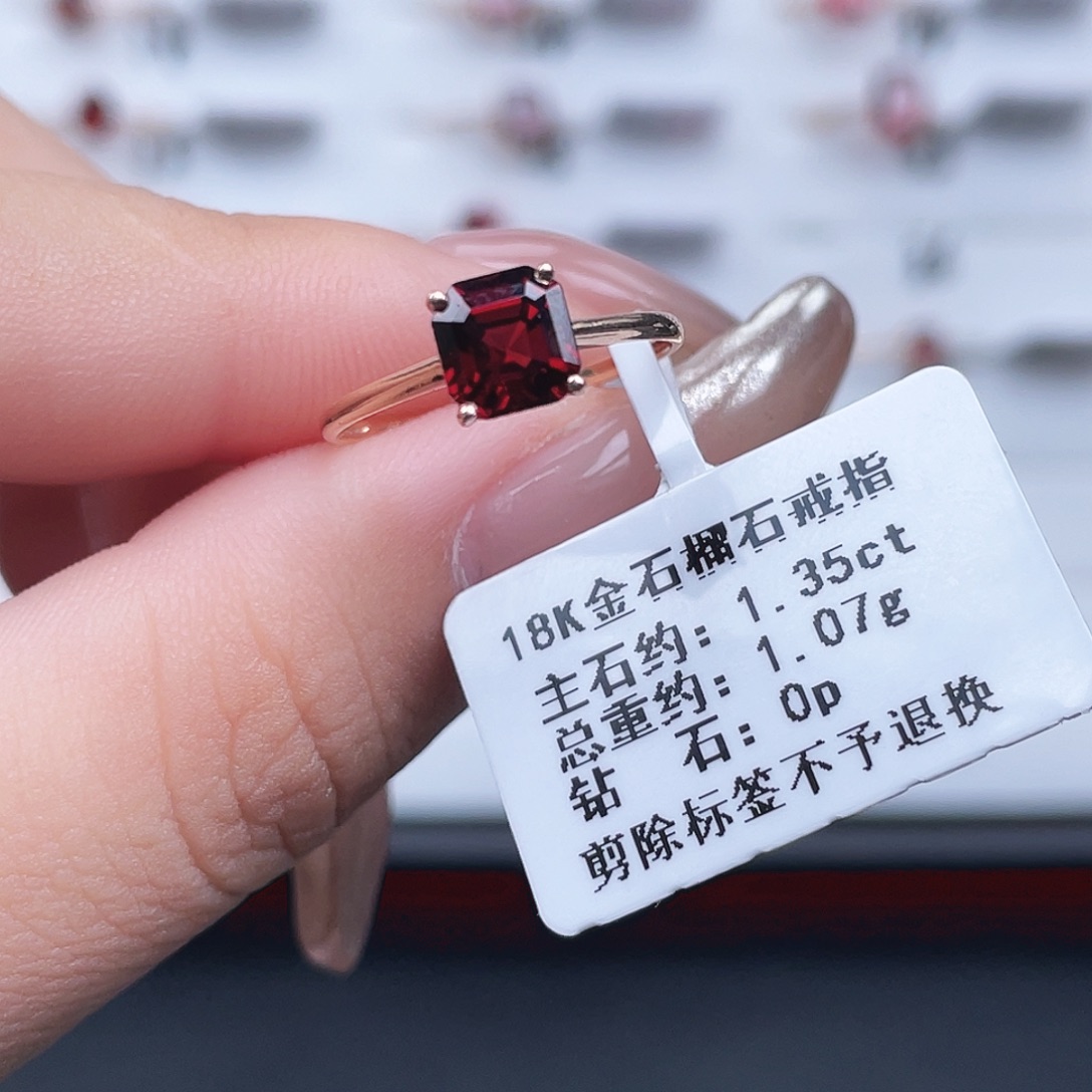 戒指18K金镶嵌石榴石